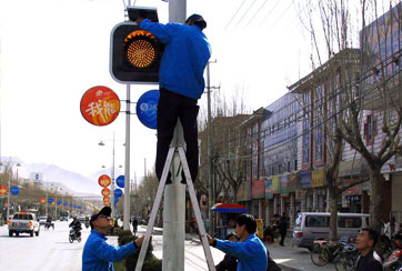 2006年3月22日，西藏英利公司員工正在安裝向拉薩捐贈(zèng)太陽(yáng)能交通指示燈