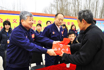 2010年2月9日，由集團(tuán)黨委書記楊建忠?guī)ш?duì)，分別來到112師和淶水寺皇浦村進(jìn)行新春慰問